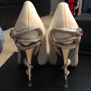 White pumps with silver snake heel! BNIB size 9